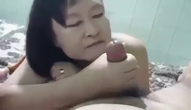 အန်တီမမကြီးကို လီးစုပ်ခိုင်းပြီး လိုးတဲ့အောကား